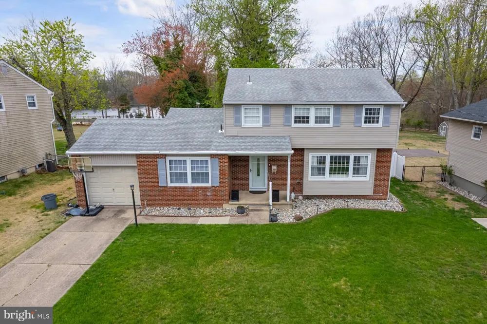 82 BELLS LAKE DRIVE Turnersville, NJ 08012