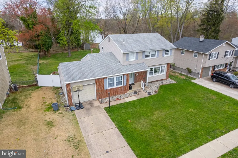 82 BELLS LAKE DRIVE Turnersville, NJ 08012
