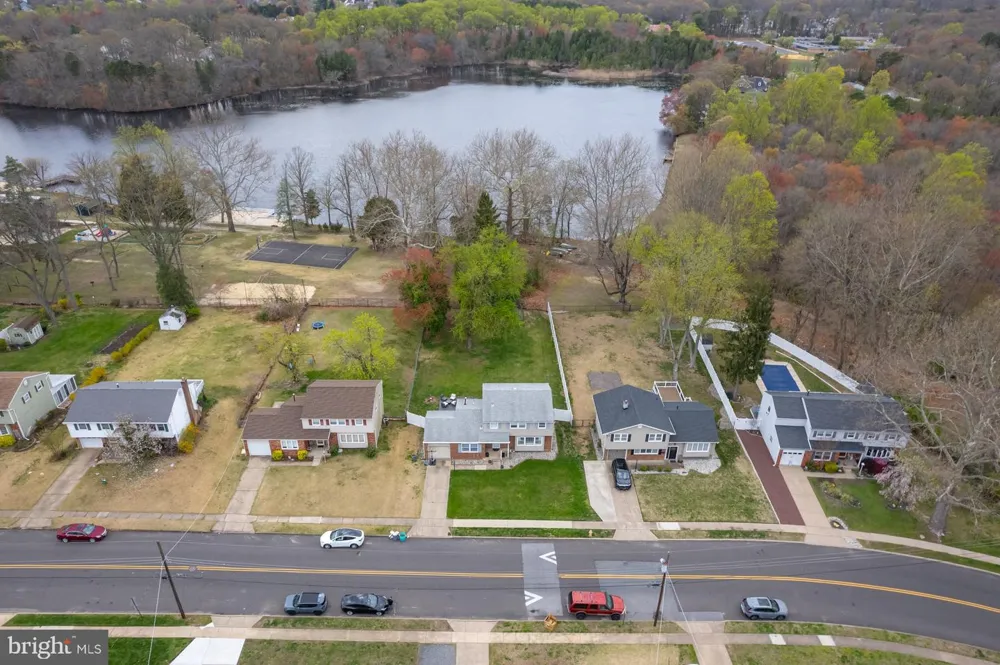 82 BELLS LAKE DRIVE Turnersville, NJ 08012