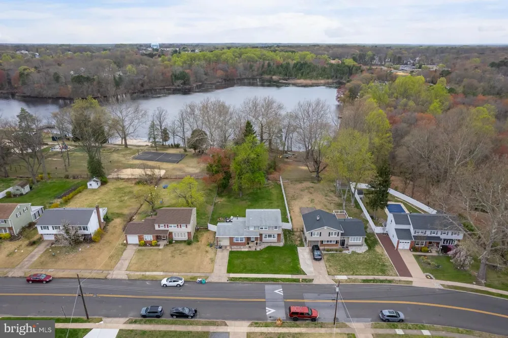 82 BELLS LAKE DRIVE Turnersville, NJ 08012