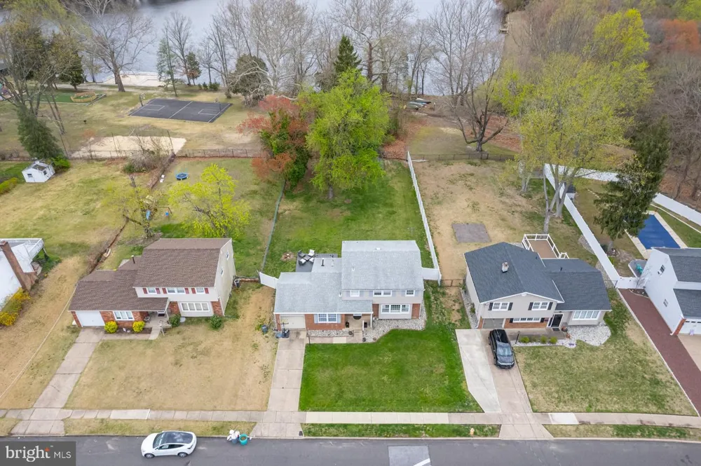 82 BELLS LAKE DRIVE Turnersville, NJ 08012
