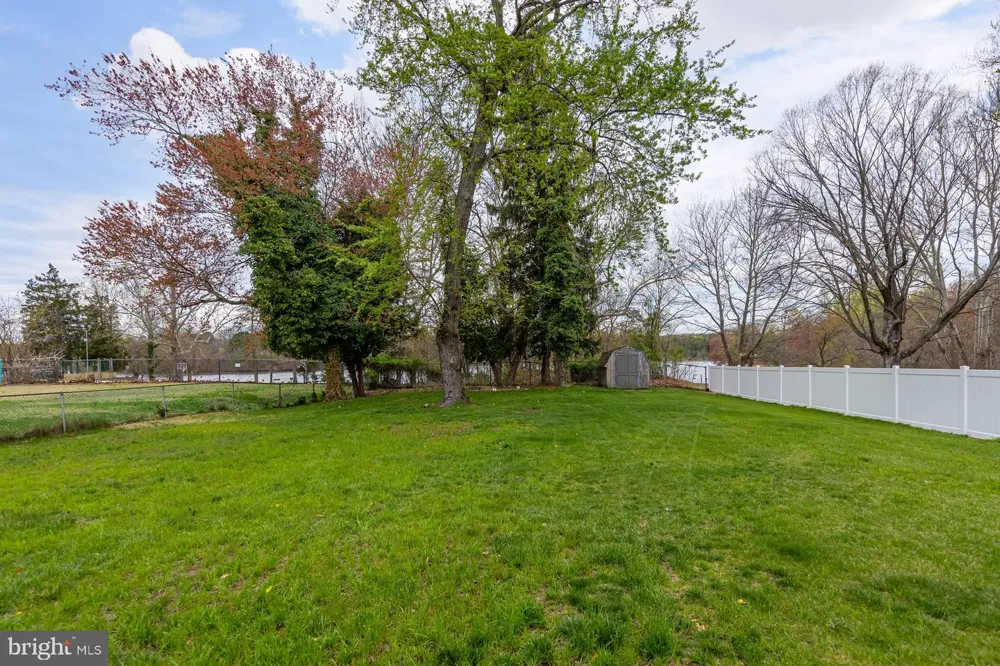 82 BELLS LAKE DRIVE Turnersville, NJ 08012