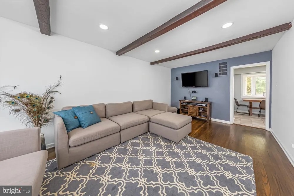 82 BELLS LAKE DRIVE Turnersville, NJ 08012
