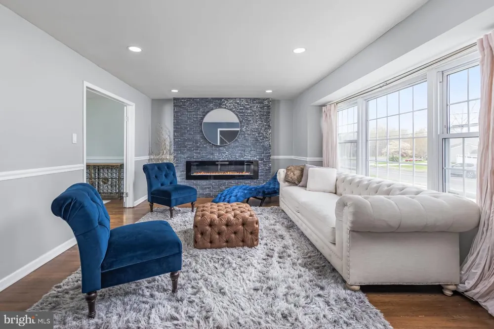 82 BELLS LAKE DRIVE Turnersville, NJ 08012