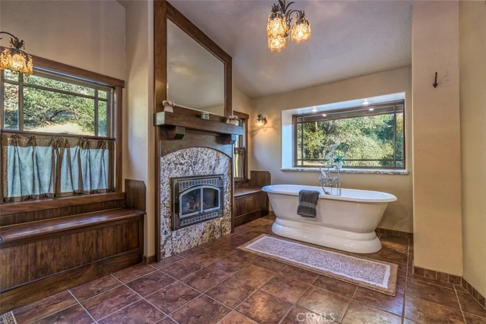 42203 Oak Lane Oakhurst, CA 93644