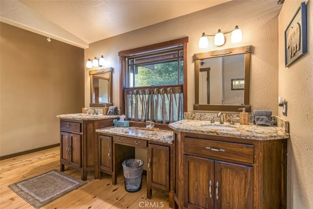 42203 Oak Lane Oakhurst, CA 93644