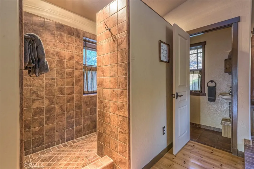 42203 Oak Lane Oakhurst, CA 93644