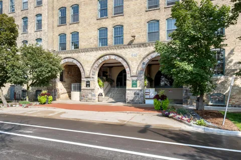 940 Monroe Avenue NW #221