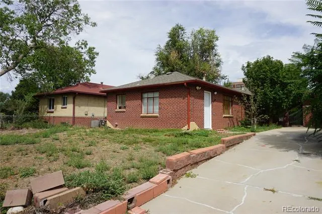 5209 E Thrill Place Denver, CO 80207