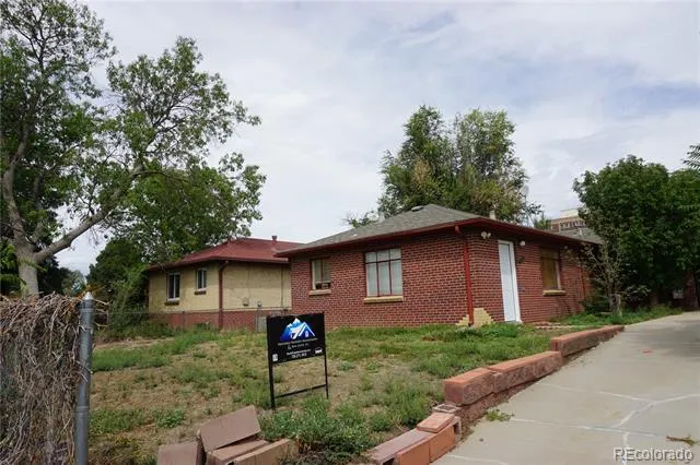 5209 E Thrill Place Denver, CO 80207