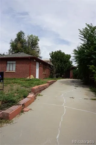 5209 E Thrill Place Denver, CO 80207