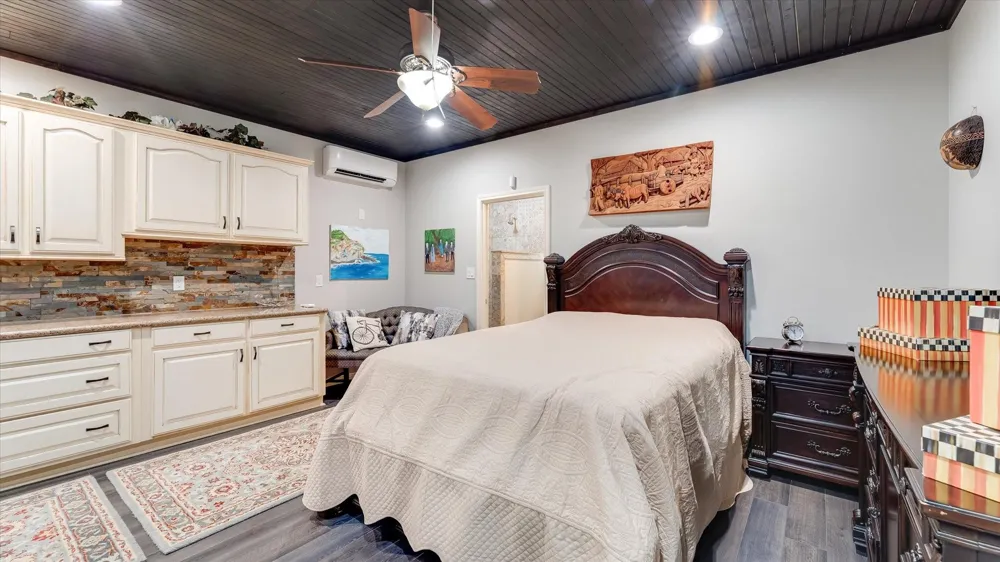65 County Road 2209 Cleveland, TX 77327