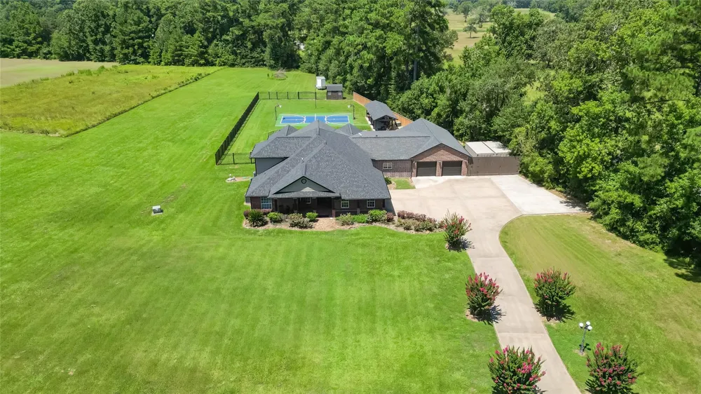 65 County Road 2209 Cleveland, TX 77327