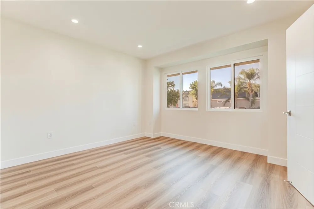 16857 Chatsworth Granada Hills, CA 91344