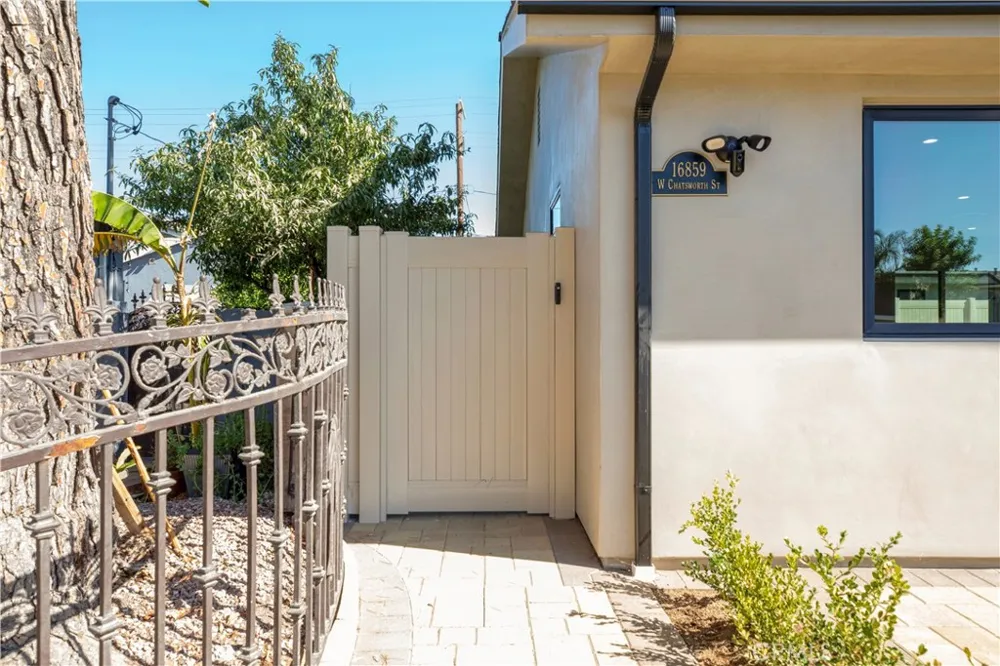 16857 Chatsworth Granada Hills, CA 91344