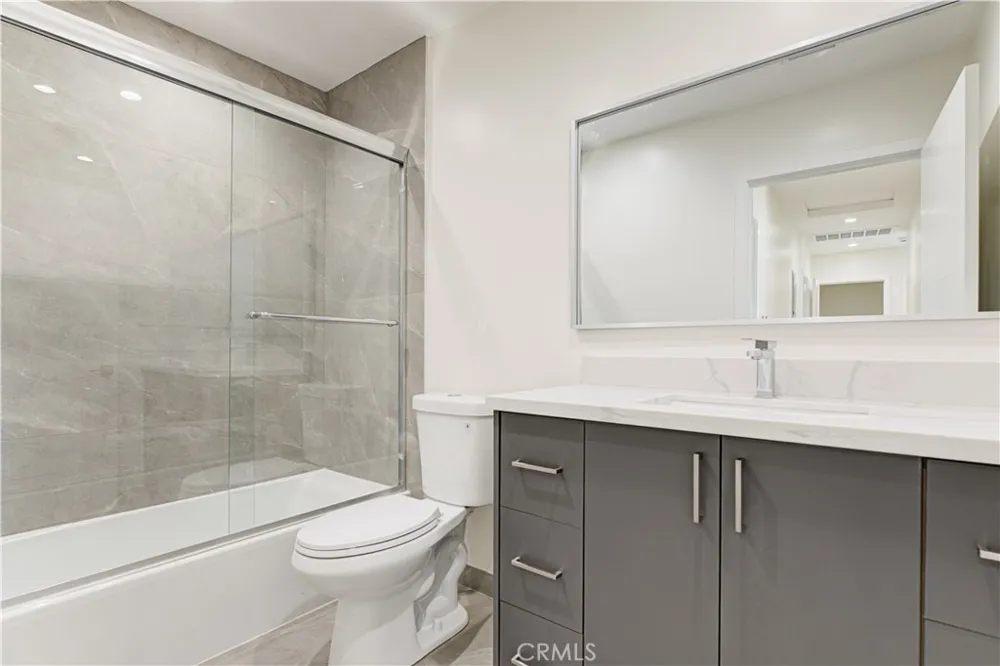 16857 Chatsworth Granada Hills, CA 91344