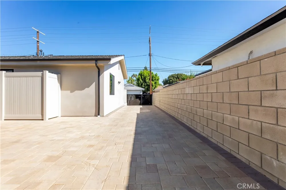 16857 Chatsworth Granada Hills, CA 91344