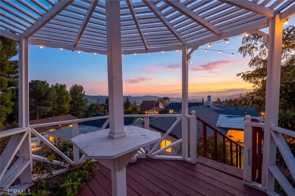 10842 Owens Tujunga, CA 91042