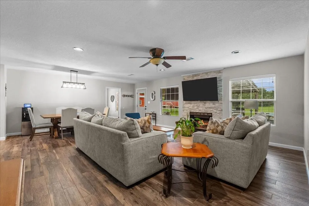 6727 Avenue C 1/2 Santa Fe, TX 77510