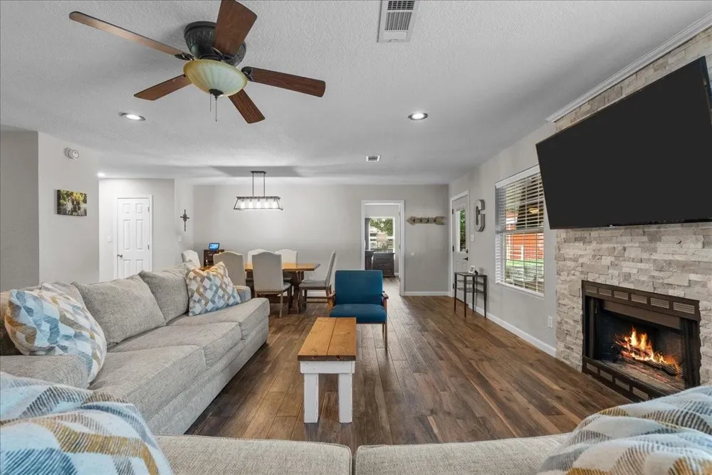 6727 Avenue C 1/2 Santa Fe, TX 77510