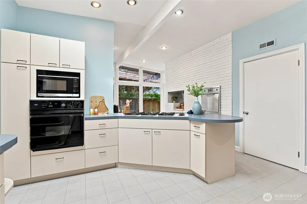 8218 SE 36th Street Mercer Island, WA 98040