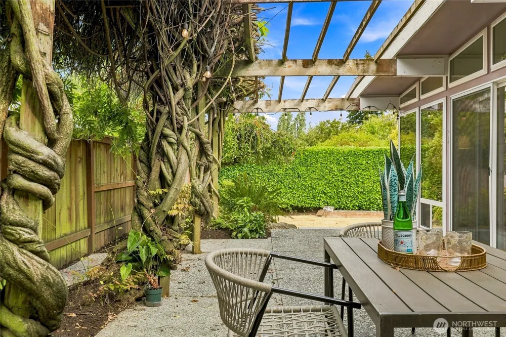 8218 SE 36th Street Mercer Island, WA 98040