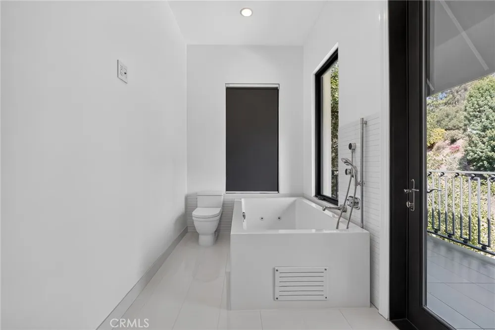 3087 Passmore Drive Los Angeles, CA 90068