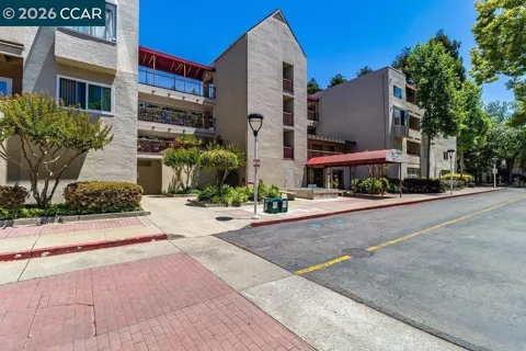 3173 Wayside Plaza #301