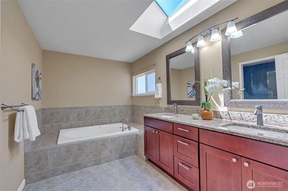 2052 NE Marina Vista Court Poulsbo, WA 98370