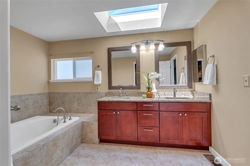 2052 NE Marina Vista Court Poulsbo, WA 98370