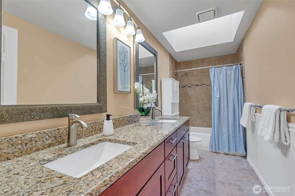 2052 NE Marina Vista Court Poulsbo, WA 98370