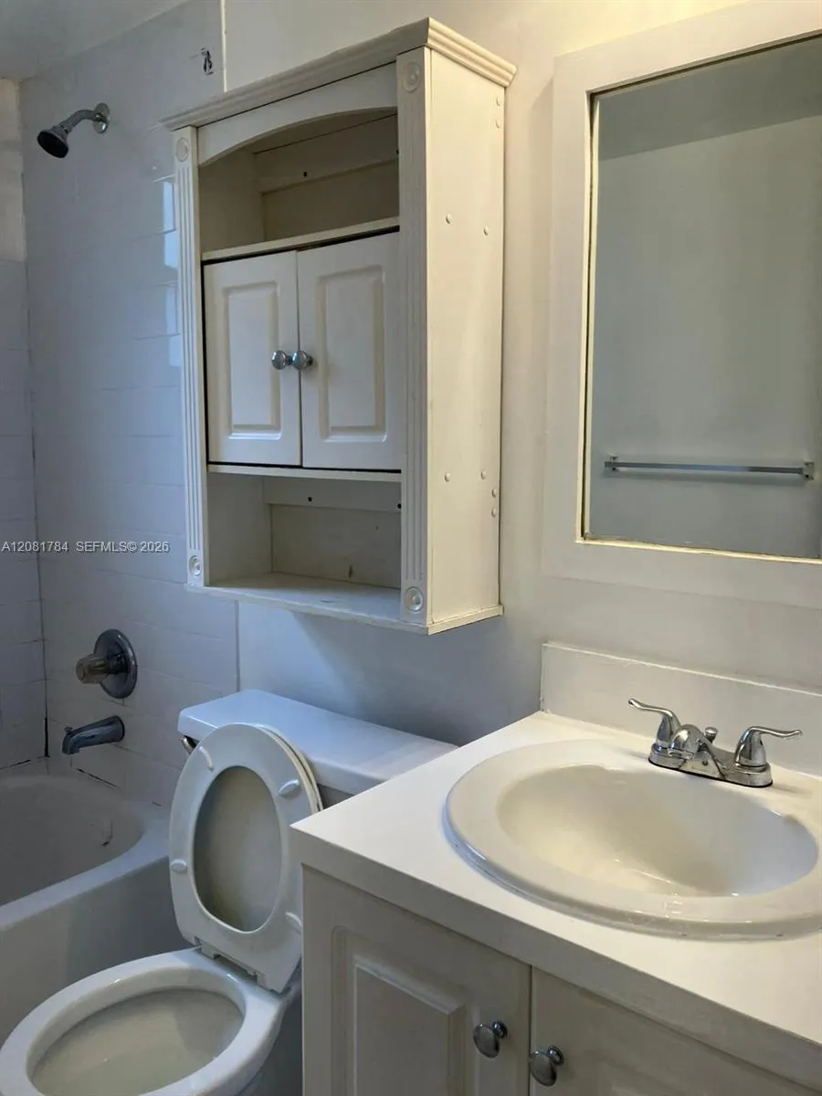 104 Gardens Dr #101 Pompano Beach, FL 33069