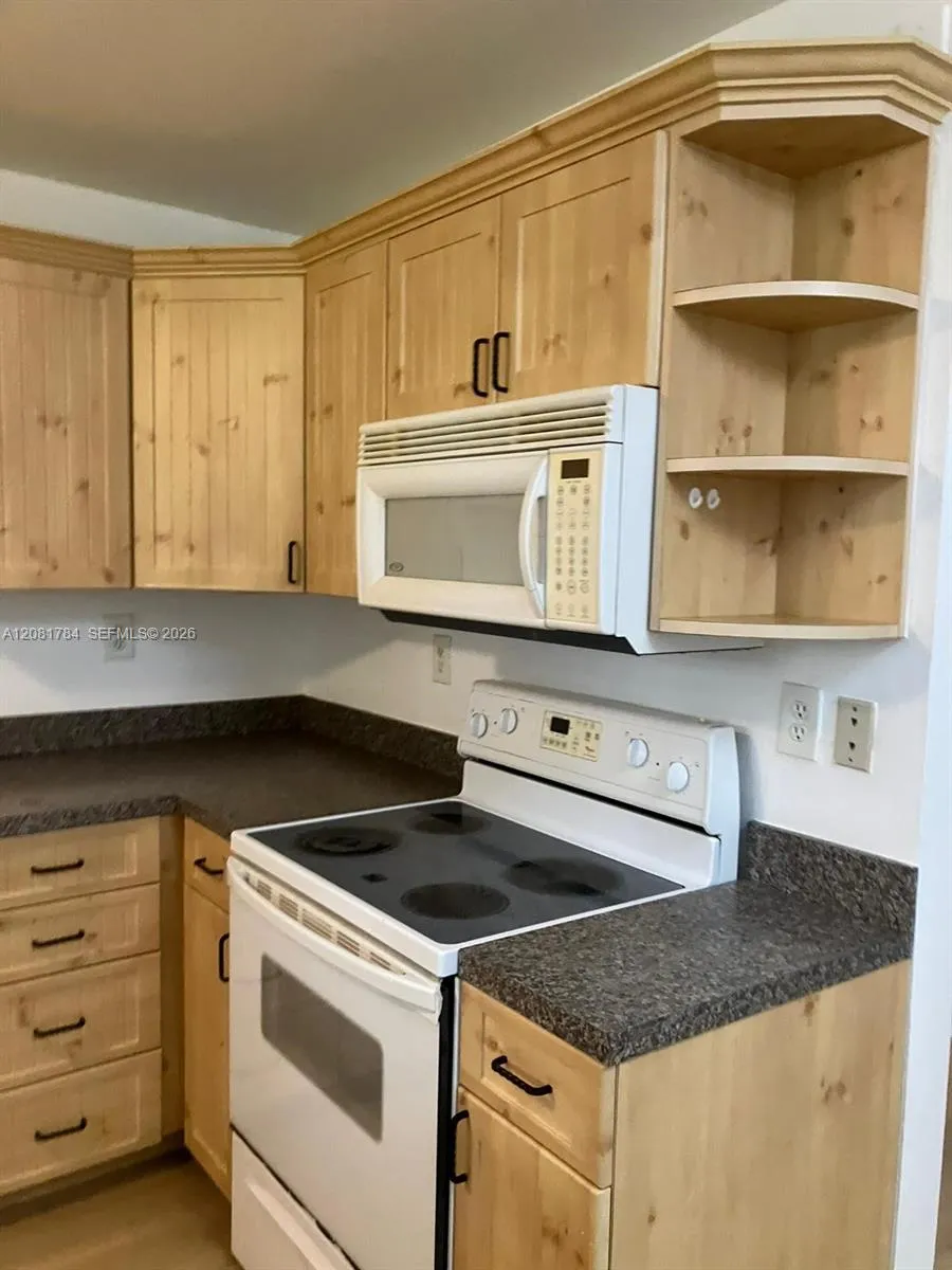 104 Gardens Dr #101 Pompano Beach, FL 33069