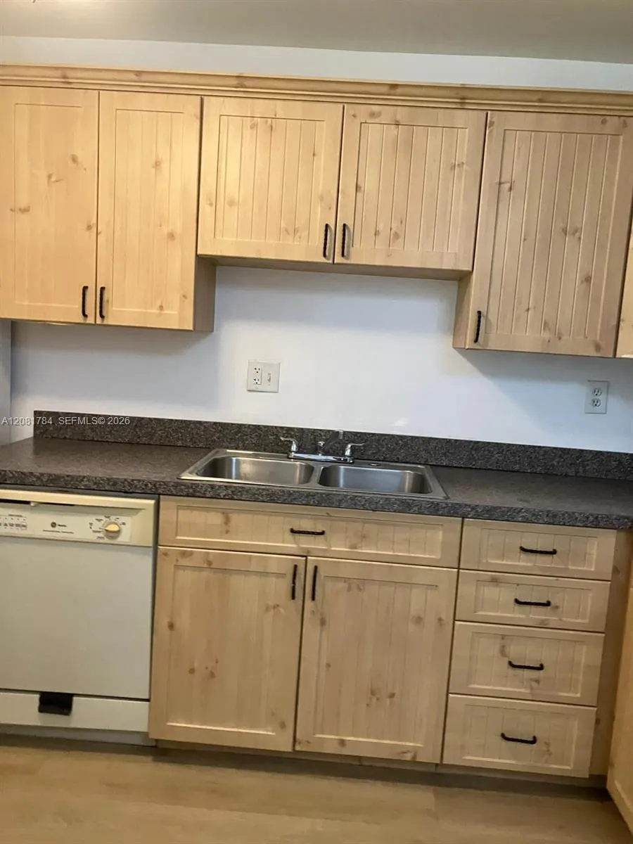 104 Gardens Dr #101 Pompano Beach, FL 33069