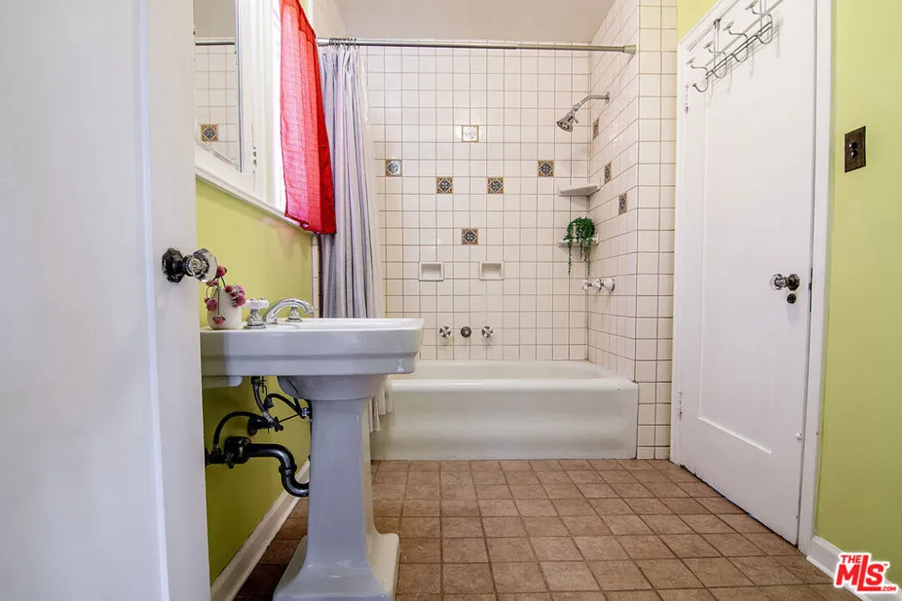 130 Catalina Street Los Angeles, CA 90004