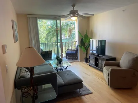712 VILLA CIRCLE