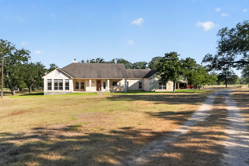 986 High Grove Road Cedar Creek, TX 78612