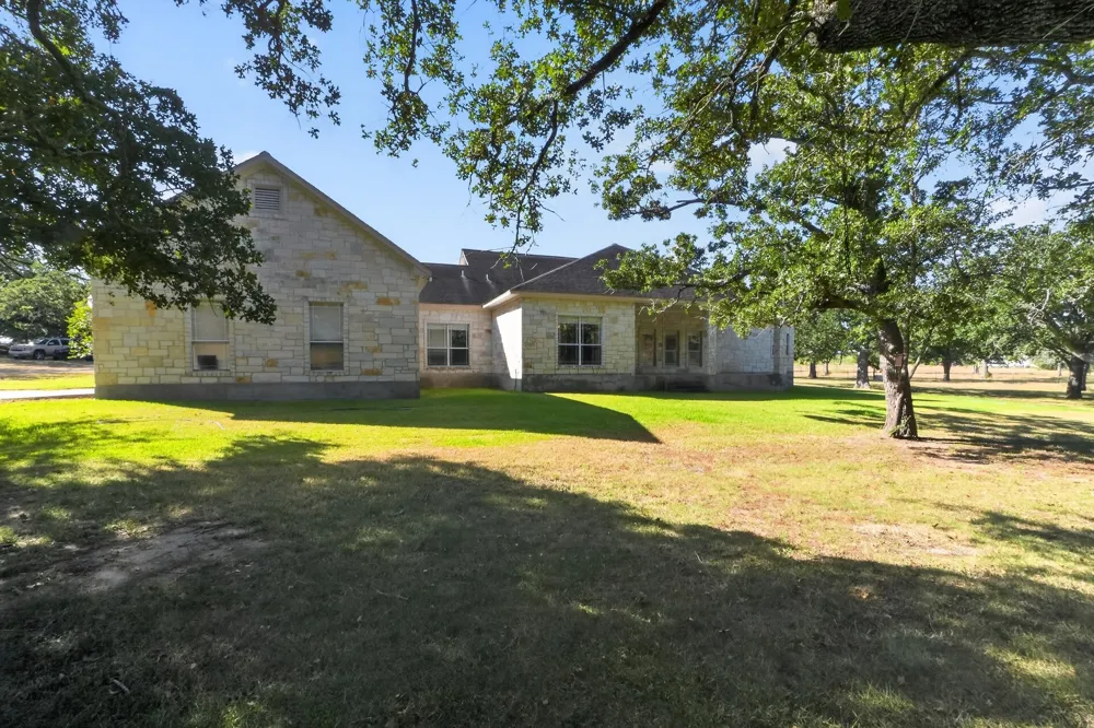 986 High Grove Road Cedar Creek, TX 78612