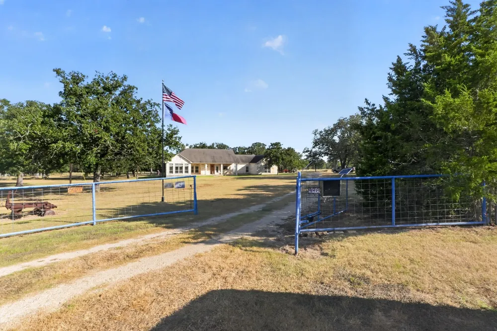 986 High Grove Road Cedar Creek, TX 78612