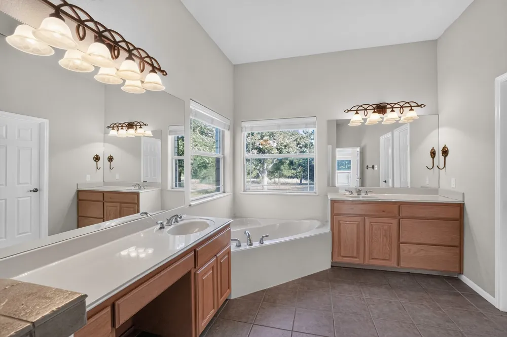 986 High Grove Road Cedar Creek, TX 78612