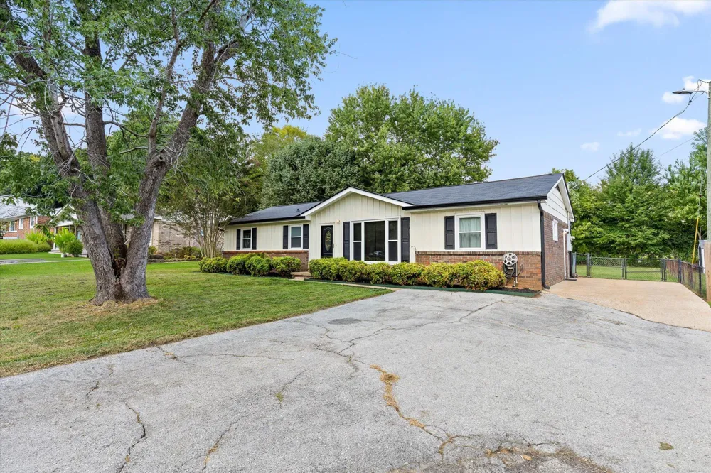 1389 Meadowood Drive Hixson, TN 37343