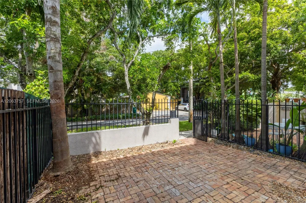 3037 Center St #2 Miami, FL 33133