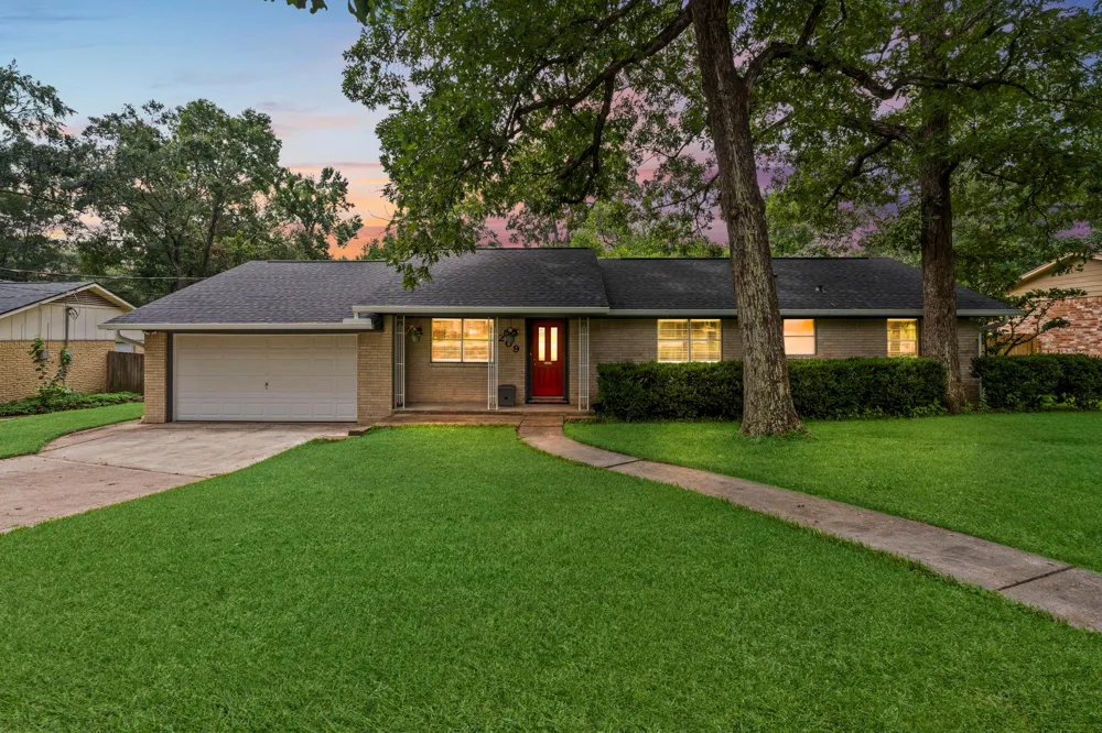 209 Summit Drive Conroe, TX 77303