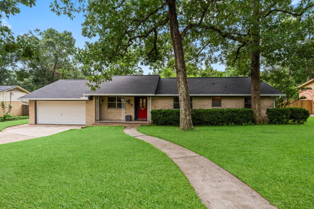 209 Summit Drive Conroe, TX 77303