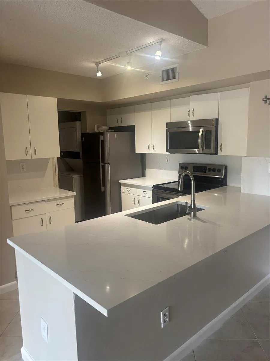 2640 S UNIVERSITY DRIVE #305 Davie, FL 33328