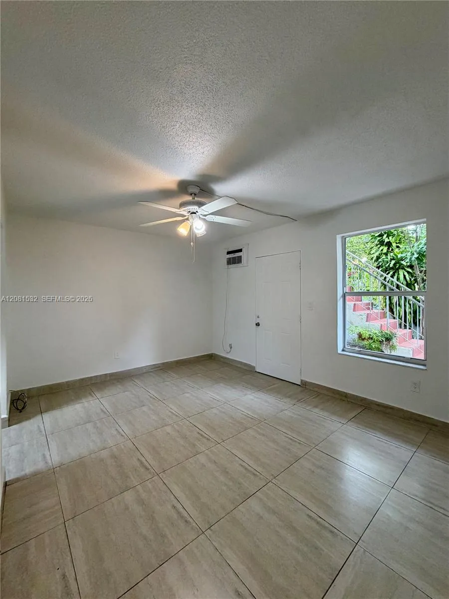 1045 SW 4th St #2 Miami, FL 33130