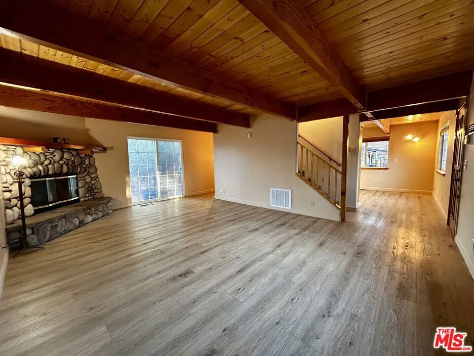525 Santa Barbara Avenue Sugarloaf, CA 92386