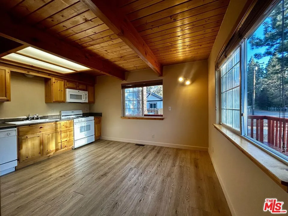 525 Santa Barbara Avenue Sugarloaf, CA 92386