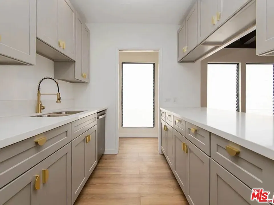 2819 Pacific View Trail #1&2 Los Angeles, CA 90068