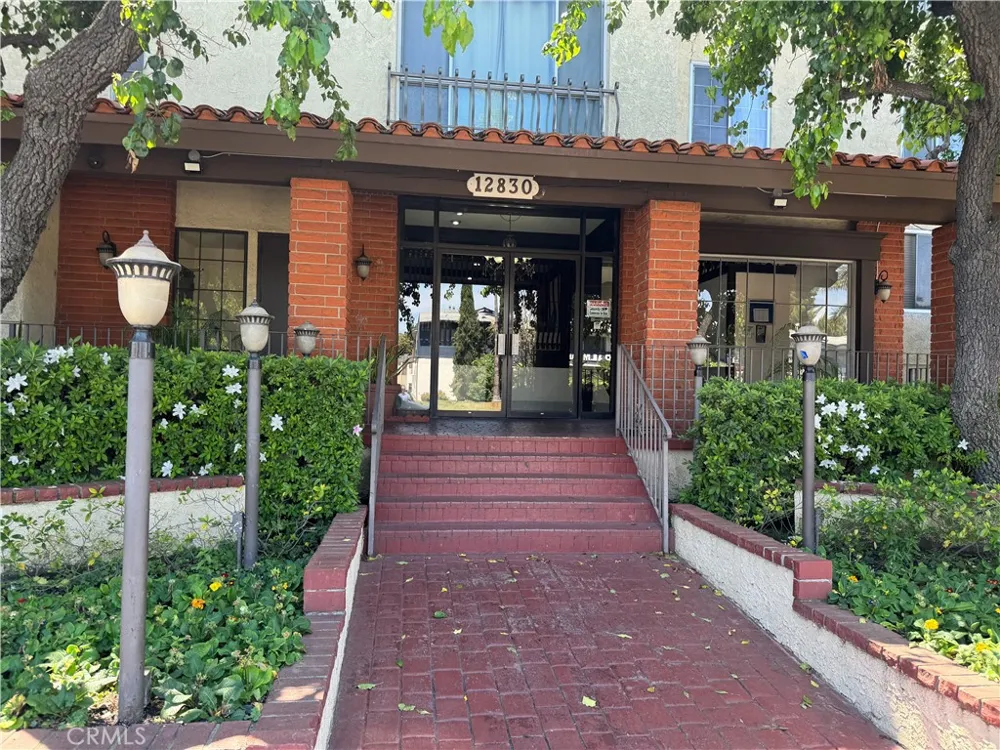 12830 Burbank #307 Valley Village, CA 91607